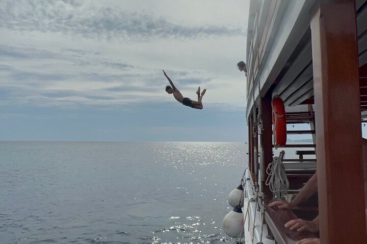 Beachside brunch and sports